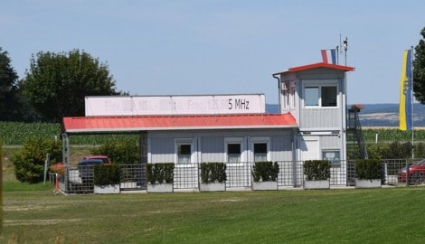 Am Flugplatz Völtendorf waren eine Frau und ein Mann eingebrochen. Sie hatten sich erst kurz ...