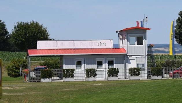 Am Flugplatz Völtendorf waren eine Frau und ein Mann eingebrochen. Sie hatten sich erst kurz ...