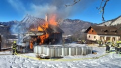 Das kleine Holzhaus stand in Flammen.
