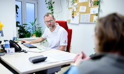 Imre Siska versucht in Gesprächen, Ursachen zu eruieren.