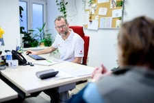 Imre Siska versucht in Gesprächen, Ursachen zu eruieren.