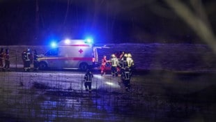 Die Lambacher Feuerwehrleute retteten die Frau aus dem winterlichen Steilhang.