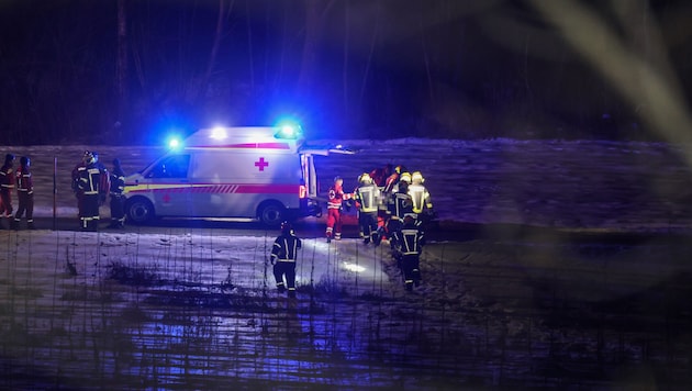 Die Lambacher Feuerwehrleute retteten die Frau aus dem winterlichen Steilhang.