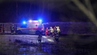 Die Helfer hatten anfangs Probleme, zu der gestürzten Frau zu kommen, da sie mitten in einem ...