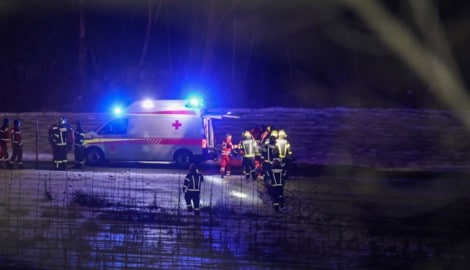 Die Helfer hatten anfangs Probleme, zu der gestürzten Frau zu kommen, da sie mitten in einem ...