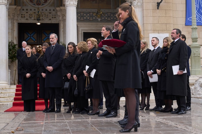 Von links: Die spanische Kronprinzessin Leonor und Sofia, Spaniens König Felipe, seine Frau ...