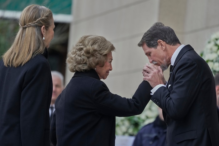 Pavlos von Griechenland begrüßt Altkönigin Sofia