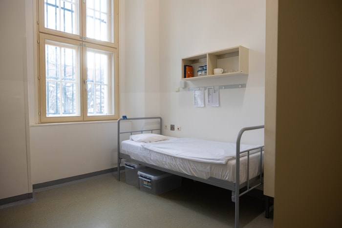 In den Zellen sind ein bis zwei Personen untergebracht.