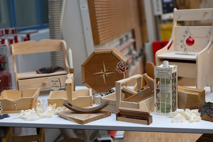 Zahlreiche Werkstücke zeugen vom Können.