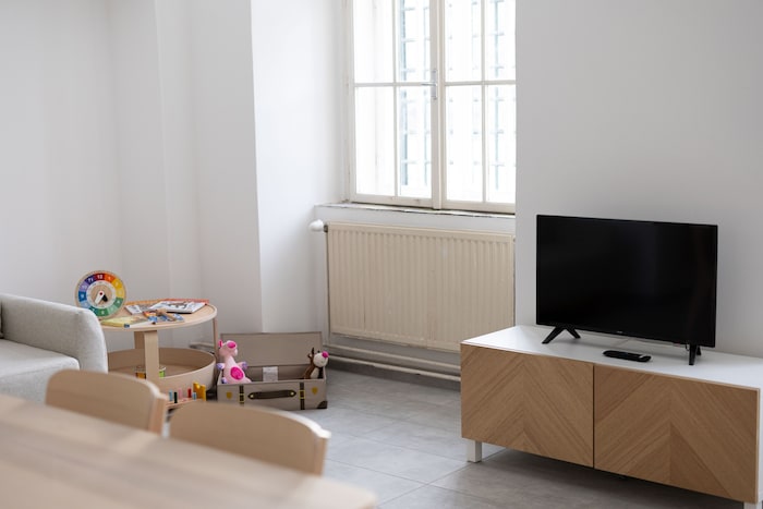 In der Langzeitbesuchszelle steht ein Sofa, eine Küche, Fernseher, Kleinkind-Spielbereich und ...