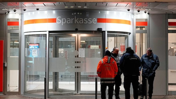 Mehr als 3000 Schließflächer haben die Täter ausgeräumt.