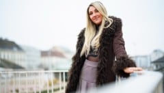 Kaylas Markenzeichen ist ihre blonde Mähne, die sie auch gekonnt ins Szene setzt.