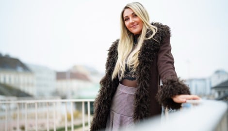 Kaylas Markenzeichen ist ihre blonde Mähne, die sie auch gekonnt ins Szene setzt.