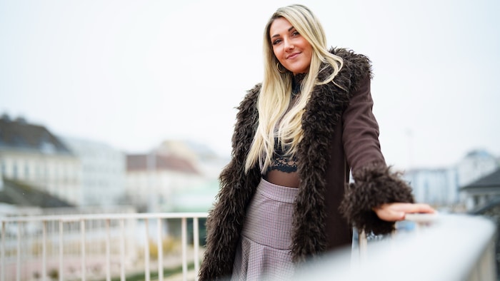 Kaylas Markenzeichen ist ihre blonde Mähne, die sie auch gekonnt ins Szene setzt.