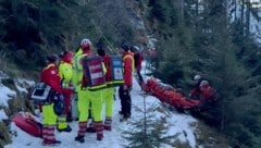 Die Einsatzkräfte bargen gemeinsam den 85-Jährigen.