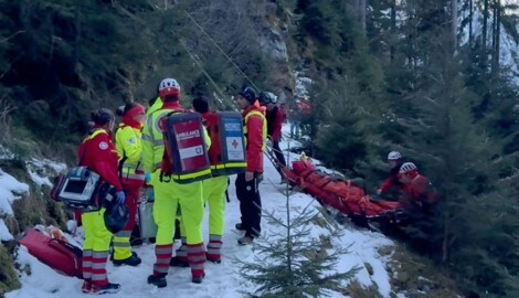 Die Einsatzkräfte bargen gemeinsam den 85-Jährigen.
