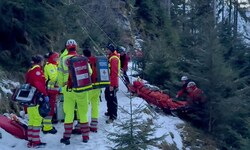 Die Einsatzkräfte bargen gemeinsam den 85-Jährigen.