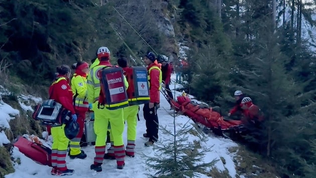 Die Einsatzkräfte bargen gemeinsam den 85-Jährigen.