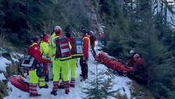 Die Einsatzkräfte bargen gemeinsam den 85-Jährigen.