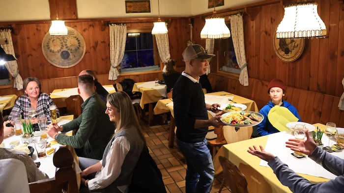 In den gemütlichen Gaststuben hat nun Raju den Überblick.