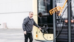 So sieht das „Tanken“ der neuen E-Busse aus: Lenker Oskar Bachmann im Dienst