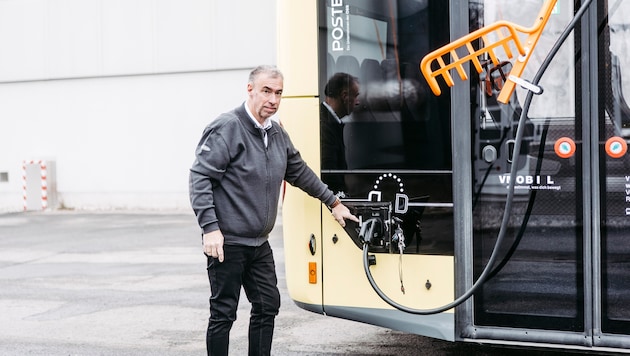 So sieht das „Tanken“ der neuen E-Busse aus: Lenker Oskar Bachmann im Dienst