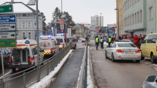 Die Explosion ereignete sich am Samstag am Welser Römerwall; Finger lagen am Boden.