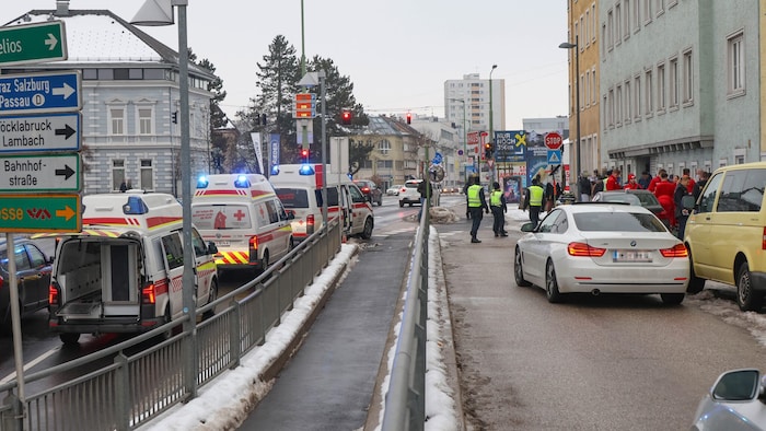 Die Explosion ereignete sich am Samstag am Welser Römerwall; Finger lagen am Boden.