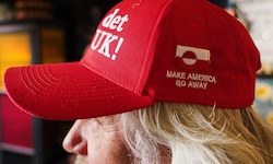 Ein Grönländer trägt eine Kappe mit der Aufschrift: „Zwingt die USA, zu verschwinden.“
