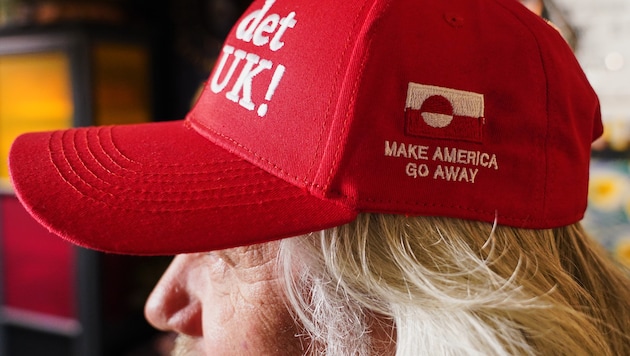 Ein Grönländer trägt eine Kappe mit der Aufschrift: „Zwingt die USA, zu verschwinden.“