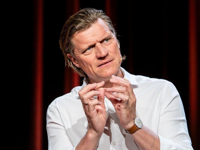 Gibt es eine Pointe, bei der er sich denkt: „Dafür mag ich mich selbst ein bissl?“ Er lacht laut ...