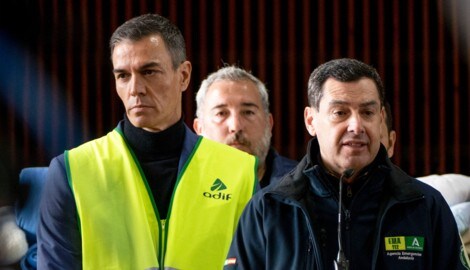 Der spanische Ministerpräsident Pedro Sánchez (links) und der andalusische Regionalpräsident ...