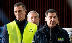Der spanische Ministerpräsident Pedro Sánchez (links) und der andalusische Regionalpräsident ...