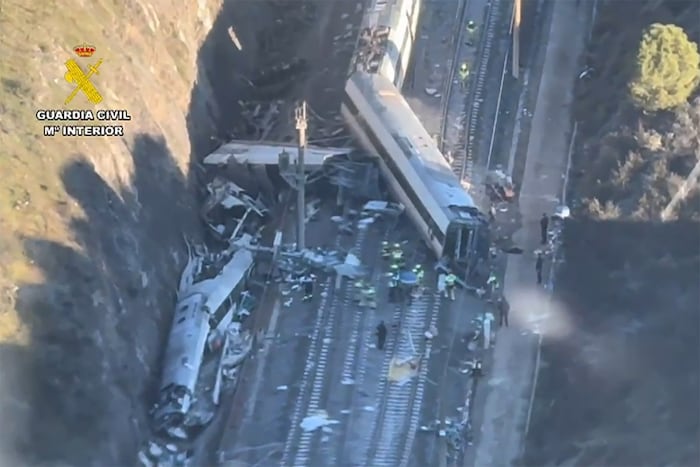 Die Rettungsarbeiten an der Unglücksstelle im Süden Spaniens sind in vollem Gange.