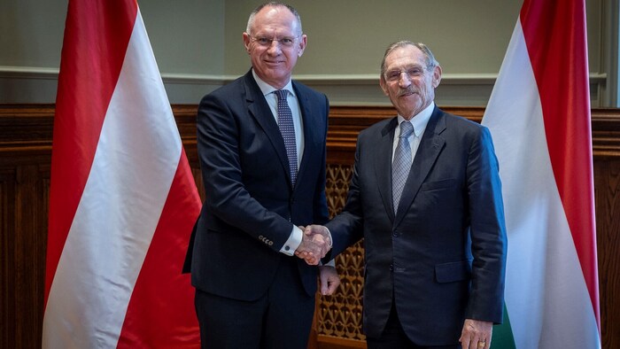 Gerhard Karner und Sándor Pintér per Handschlag für gute Zusammenarbeit wie etwa bei der ...