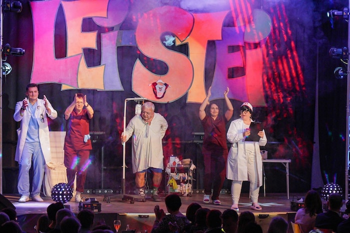 Klinik am Friedhof mit Luca Tschabitscher, Gabi Ebenberger, Fritz Linko, Karin Ebenberger und ...