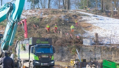Am Montag wurden die verbliebenen Bäume am Hang oberhalb der Linzer Waldeggspinne abgeholzt. ...