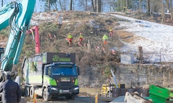 Am Montag wurden die verbliebenen Bäume am Hang oberhalb der Linzer Waldeggspinne abgeholzt. ...