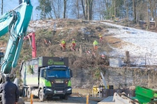 Am Montag wurden die verbliebenen Bäume am Hang oberhalb der Linzer Waldeggspinne abgeholzt. ...