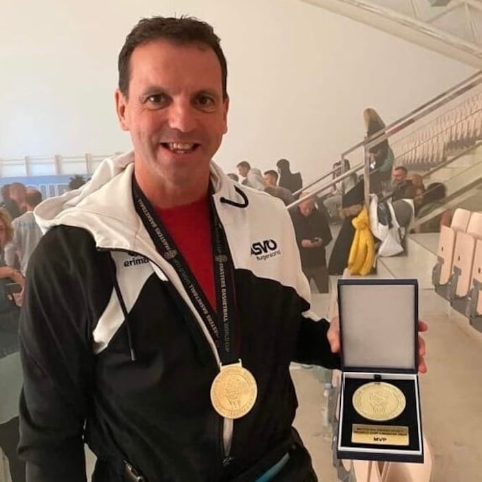 Auch im Alter kann er es noch und gewinnt Medaillen.