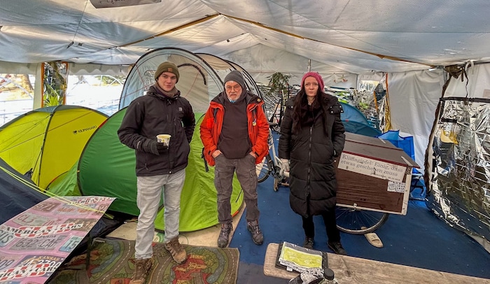 Drei der Aktivisten in ihrem Camp im Bergschlösslpark