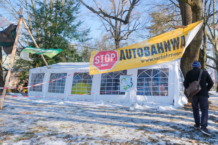 In dem weißen Partyzelt wurden mehrere Schlafzelte aufgestellt