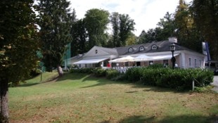 Das Klubhaus befindet sich mitten im weitläufigen Anwesen.