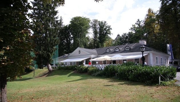 Das Klubhaus befindet sich mitten im weitläufigen Anwesen.