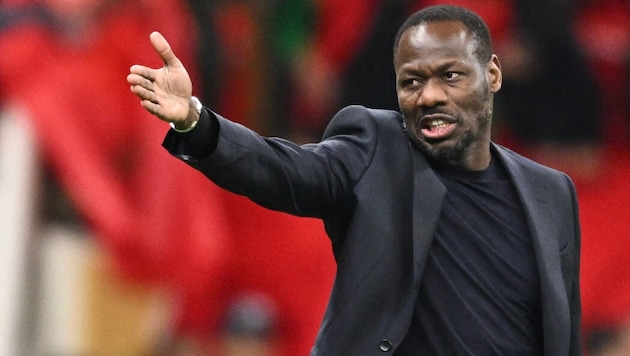 Senegal-Trainer Pape Thiaw beorderte seine Mannschaft in die Kabine.