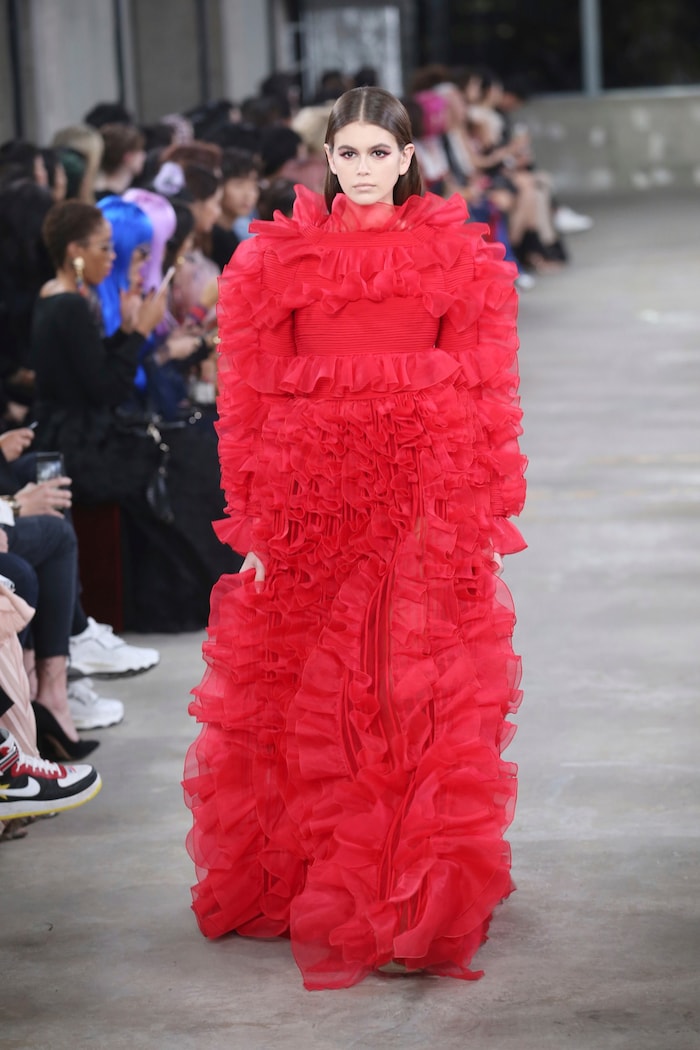 Kaia Geber in einem Kleid von Valentino im berühmten Rot.