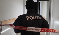 Die Polizei durchsuchte die Wohnung des Opfers sehr genau.