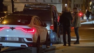 Ermittler vor der Wohnung des Toten