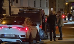 Ermittler vor der Wohnung des Toten