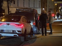 Ermittler vor der Wohnung des Toten